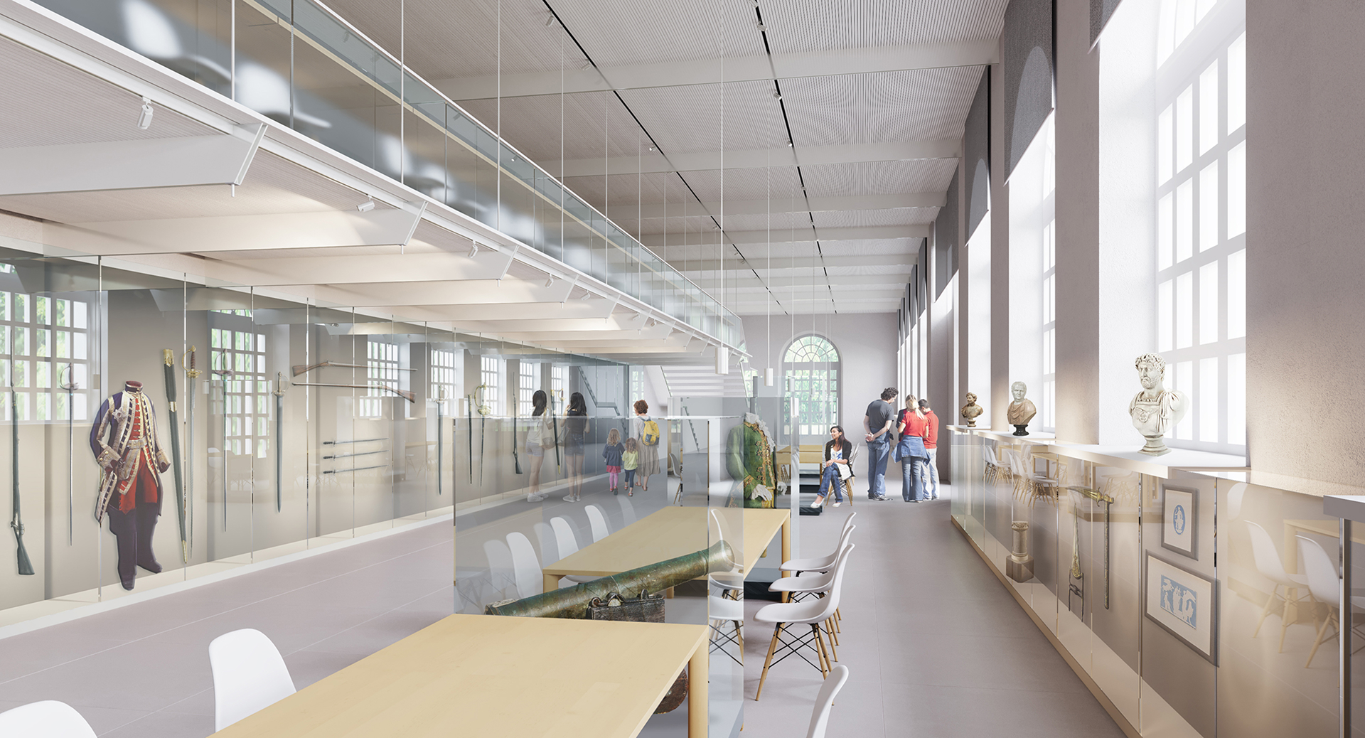 Sala museale luminosa con soffitto alto e passerella superiore in vetro; lungo le pareti sono esposte armi storiche, busti e oggetti in teche trasparenti, con tavoli e sedute al centro e visitatori che osservano le collezioni.