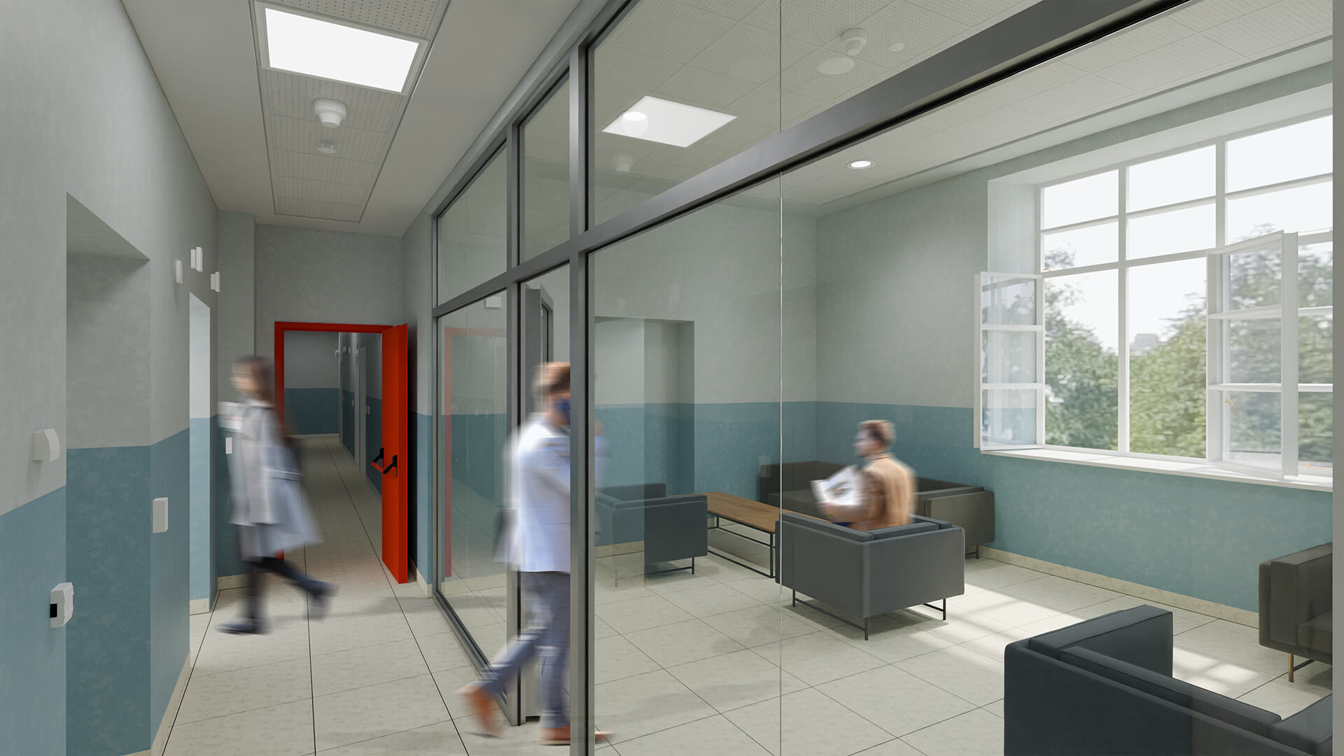 L'immagine mostra un corridoio moderno e ben illuminato, con pareti dipinte di un colore grigio chiaro e una fascia inferiore blu. Il design è semplice ma elegante, con l'uso di vetro per separare gli spazi. Si vede una porta rossa vivace che aggiunge un tocco di colore, probabilmente per attrarre l'attenzione o per motivi funzionali, come per indicare l'ingresso in un'area specifica. Dietro il vetro, si scorge una sala d'attesa con comodi divani grigi dove una persona sta leggendo un libro. Le finestre sono larghe e offrono una vista su un ambiente verde e soleggiato. Alcune persone in movimento camminano nel corridoio, tutte indossando mascherine. La scena suggerisce un ambiente professionale, probabilmente di un ospedale o di una struttura sanitaria, con un'atmosfera pulita e funzionale.