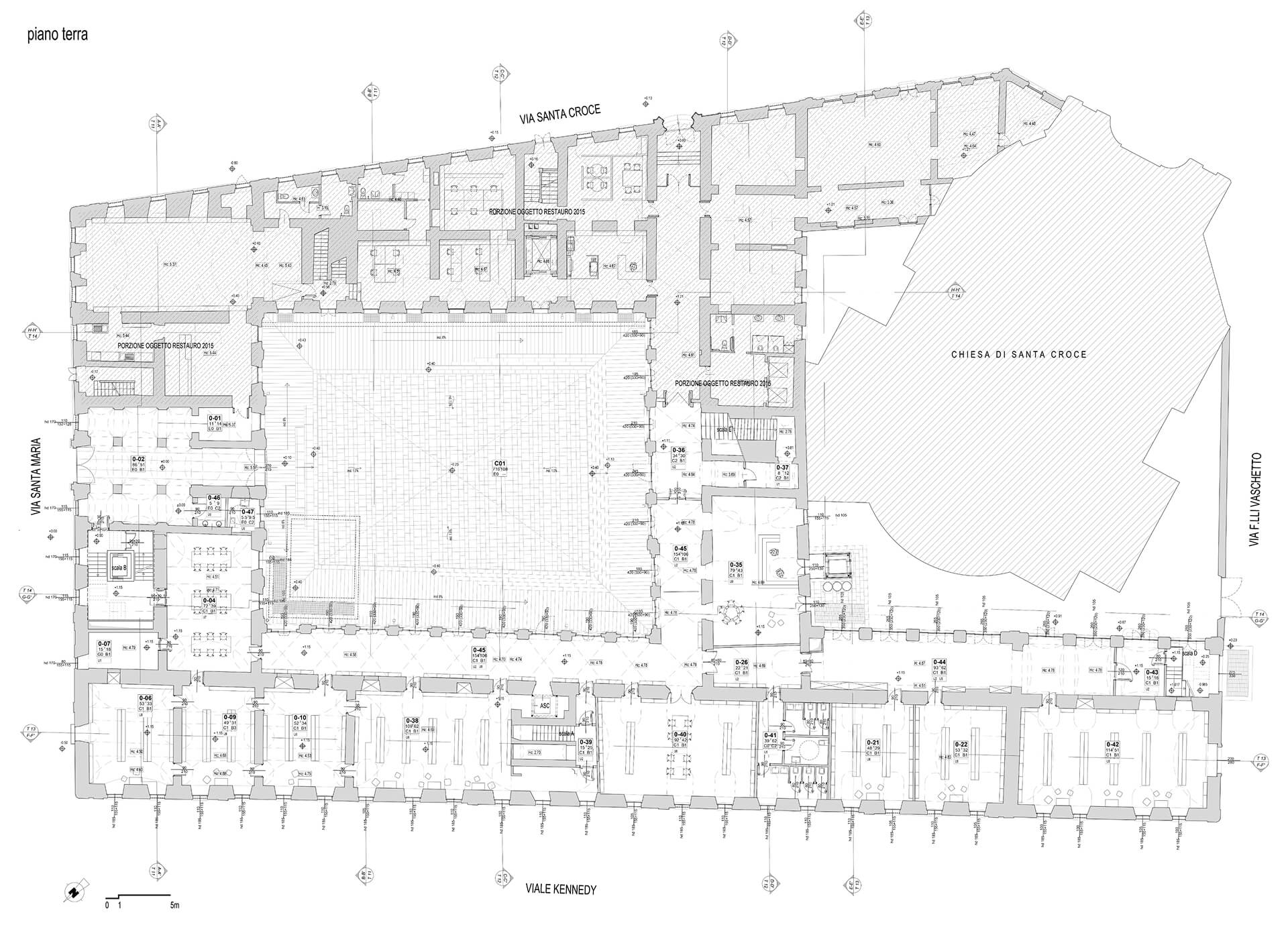 Planimetria architettonica del piano terra di complesso storico con corte centrale, rappresentata in disegno tecnico quotato con murature portanti evidenziate e distribuzione degli ambienti interni. Il progetto mostra l’organizzazione degli spazi attorno al cortile principale porticato, con locali disposti lungo il perimetro e collegamenti verticali e servizi integrati. Sul lato destro è visibile il volume della chiesa adiacente, indicata come Chiesa di Santa Croce, mentre lungo il fronte strada sono riportati gli accessi principali e la scansione modulare delle aperture. Il disegno include retini di progetto, indicazioni di restauro e riferimenti alle vie circostanti, documentando l’intervento di riqualificazione dell’intero isolato.