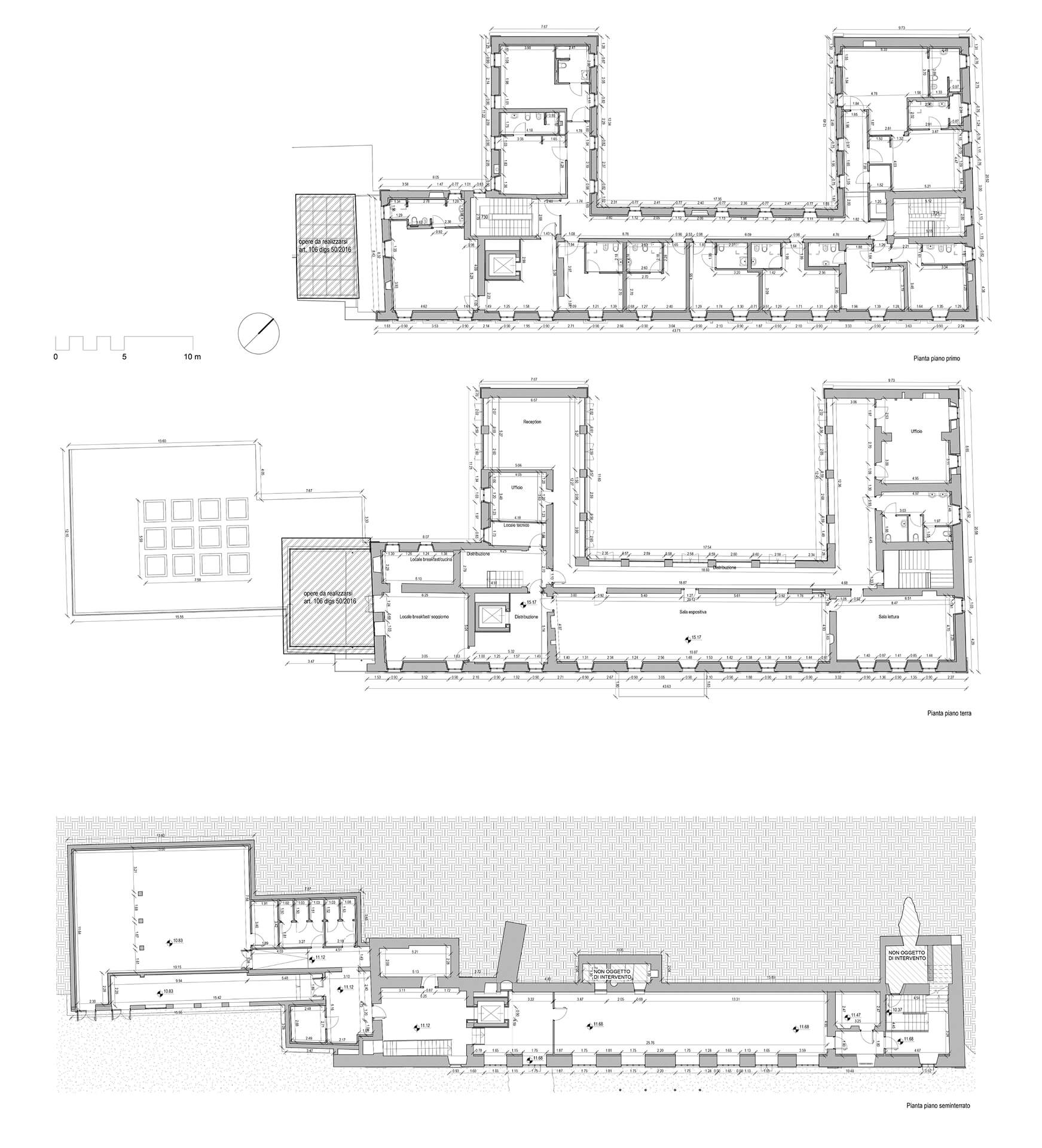 Il disegno mostra i piani di un edificio, probabilmente un complesso residenziale o funzionale, distribuito su più livelli. Sono visibili tre piani, che includono il piano terra, il piano primo e il piano seminterrato. Il piano terra si presenta con una distribuzione rettangolare, con spazi ampi e corridoi che collegano diverse stanze. Alcuni ambienti sono separati da pareti, come quelle delle stanze da letto o degli uffici. In fondo si trova un ampio cortile o un'area centrale, con alcuni spazi più aperti. Si possono notare anche stanze per servizi igienici e stanze per il personale, probabilmente progettati per ottimizzare la funzionalità del piano. La zona d'ingresso è facilmente accessibile e la disposizione suggerisce un flusso funzionale. Il piano primo, che segue una planimetria simile al piano terra, sembra essere destinato a ospitare ulteriori stanze, probabilmente camere da letto o uffici. La distribuzione delle stanze è analoga a quella del piano terra, ma con modifiche minori nella disposizione degli ambienti. Alcuni corridoi di collegamento permettono l'accesso alle stanze, con una chiara separazione tra le aree private e quelle di servizio. Il piano seminterrato presenta una zona più funzionale, forse destinata a spazi di servizio come cantine, magazzini o aree tecniche. L'ingresso al seminterrato è situato in una zona laterale dell'edificio. La disposizione suggerisce che questo piano sia utilizzato per supportare le attività del piano superiore e potrebbe ospitare elementi come impianti tecnologici, centrali termiche o spazi di archiviazione. Nel complesso, l'edificio sembra essere progettato per un utilizzo funzionale, con un buon flusso di movimento tra i vari piani e spazi. Ogni piano è ben diviso, con aree comuni e private. Inoltre, la presenza di un'area centrale con finestre ampie lascia intendere l'importanza di sfruttare la luce naturale e di creare un ambiente accogliente. 